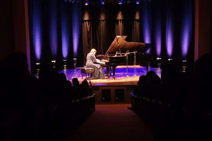 Ilka Araújo plays piano on stage