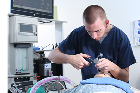 Pros and cons of becoming a nurse anesthesiologist.