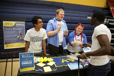 Students explore campus organizations at the 2014 President's Picnic.